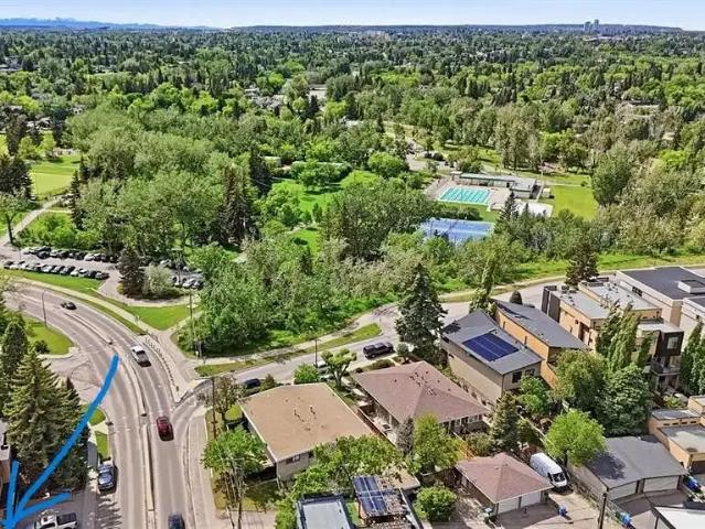 3 Bedroom Stanley Park Amazing Location — 3 Bedrooms Duplex