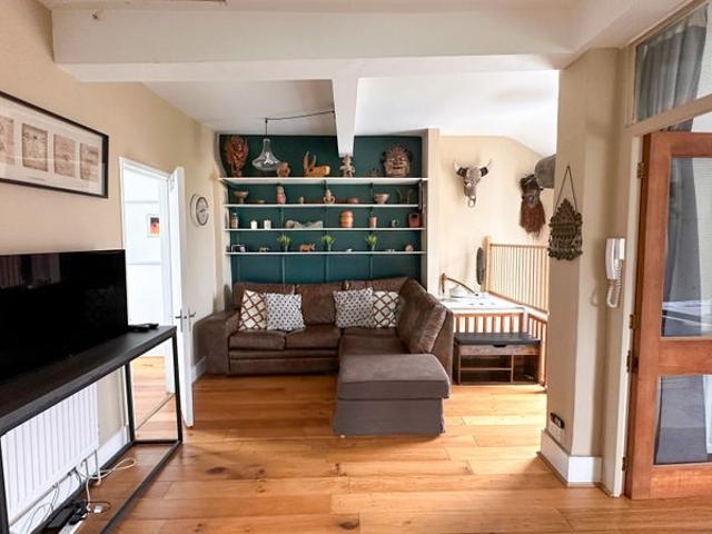 3 Bedroom Sunny, Airy Penthouse Hampstead Village!