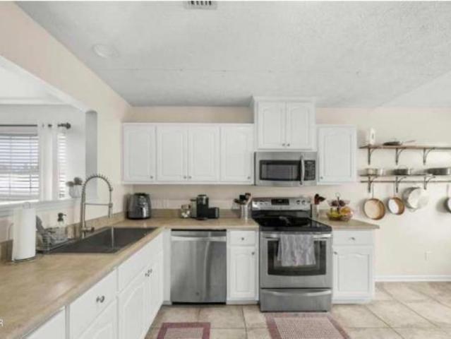 3 bedroom, Panama FL 32405 106220903