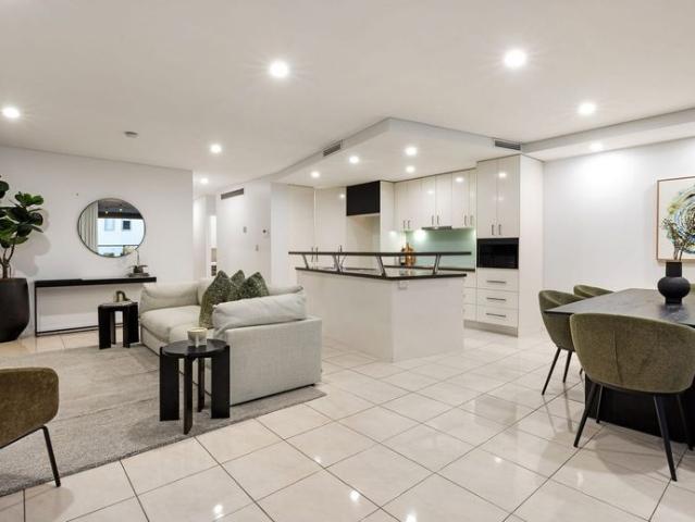 3 bedroom penthouse apartment with parking, Fully furnished available for flexible leases