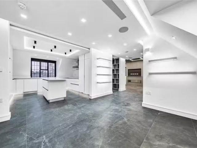 3 bedroom penthouse for rent in Beech Hill Avenue, Hadley Wood.