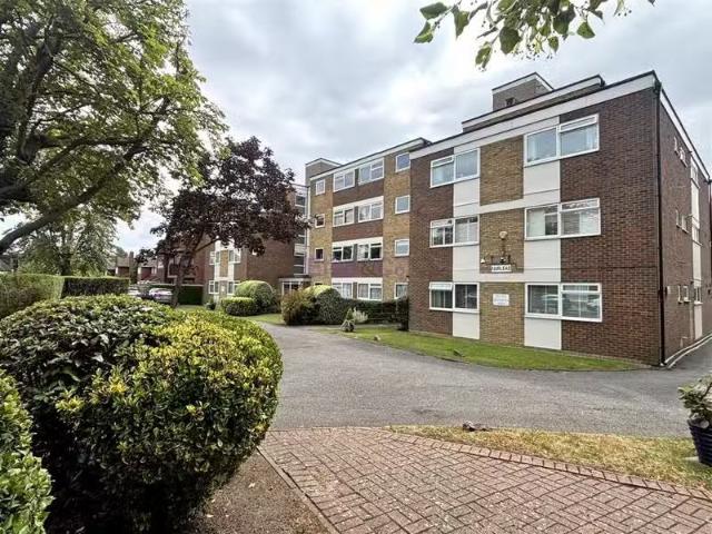 3 bedroom penthouse for rent in Court Downs Road, Beckenham, BR3