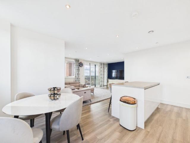 3 bedroom penthouse in Ashwell House, Southall
