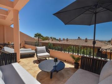 3 bedroom penthouse with sea views in Nueva Andalucia, Marbella