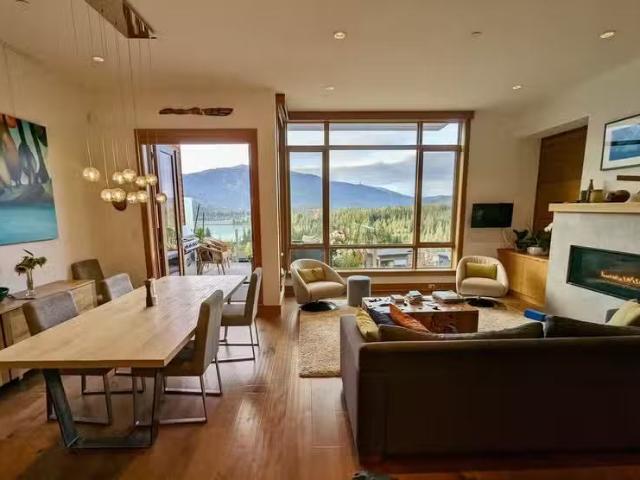 3 Bedroom plus flex room fully furnished townhome for a winter.