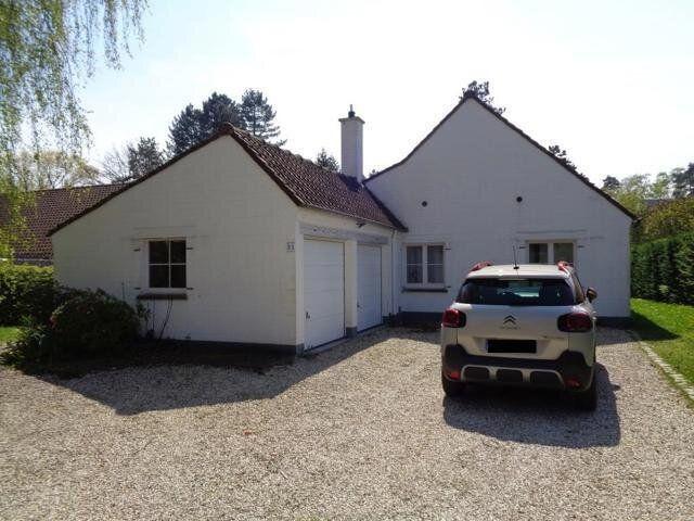 3 bedroom plain house with garage and garden