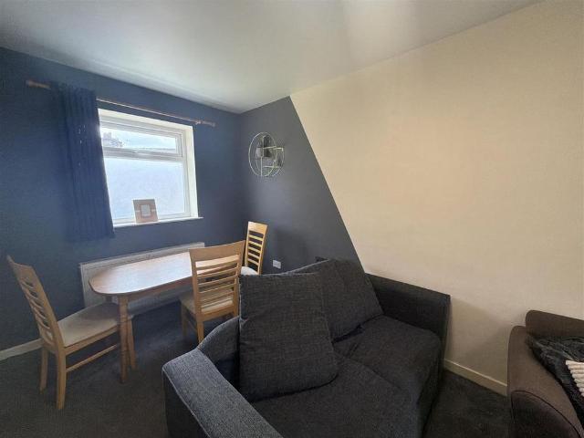 3 bedroom private hall to rent