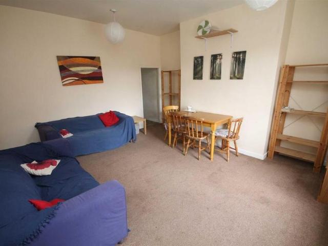 3 bedroom private hall to rent