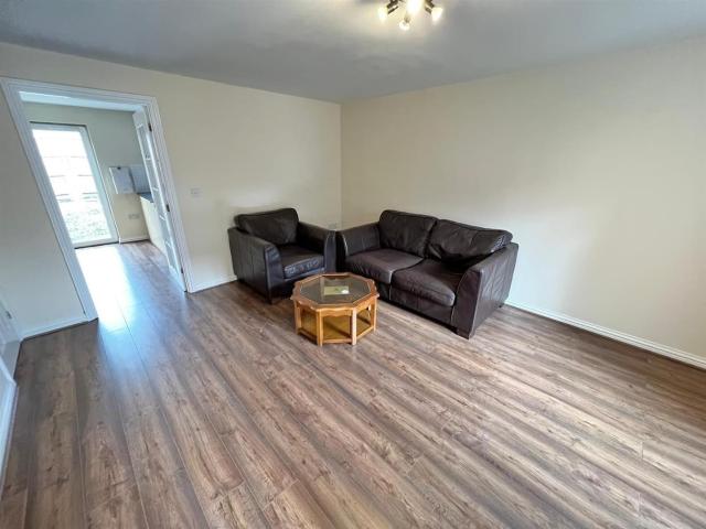 3 Bedroom Property For Rent Shepherds Lane, London