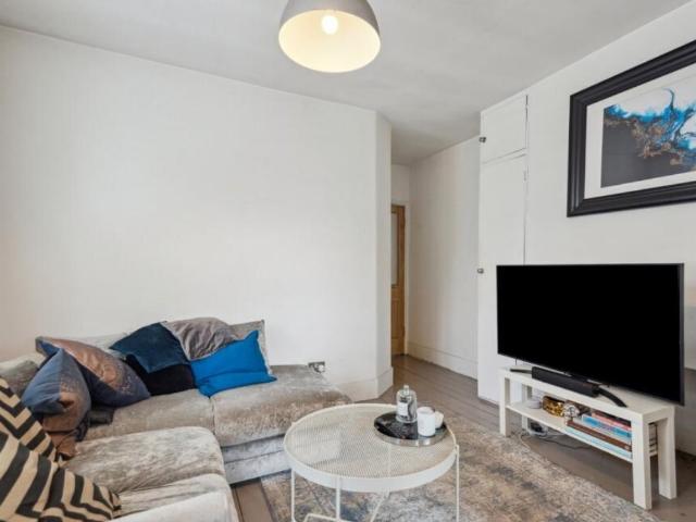 3 bedroom property in Cowley Road, Mortlake, London, SW14 £3,750 pcm | Chestertons