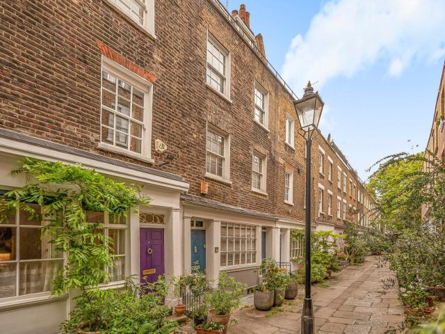 3 bedroom property in Colville Place, Fitzrovia, London, W1T £8,000 pcm | Chestertons