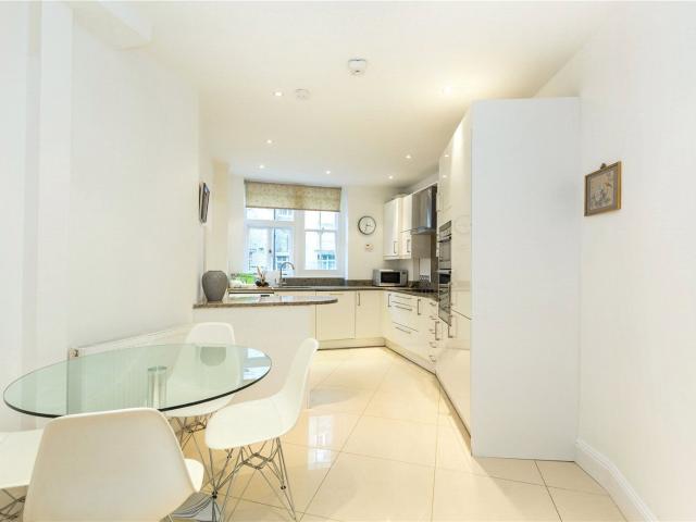 3 bedroom property in Clarence Gate Gardens, Glentworth Street, London, NW1 £4,250 pcm | Chestertons