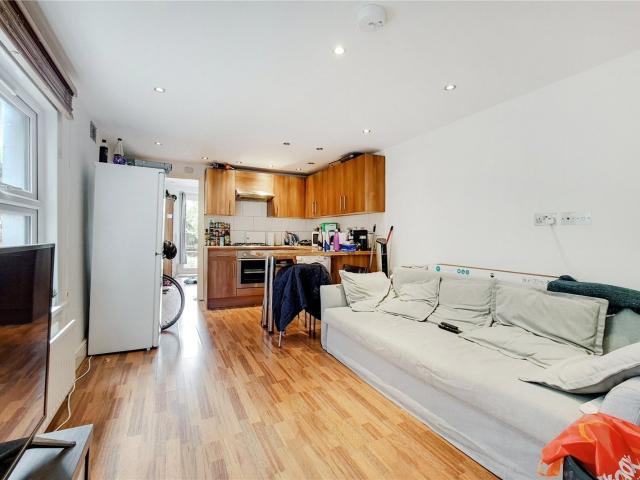 3 bedroom property in Alderbrook Road, London, SW12 £3,300 pcm | Chestertons