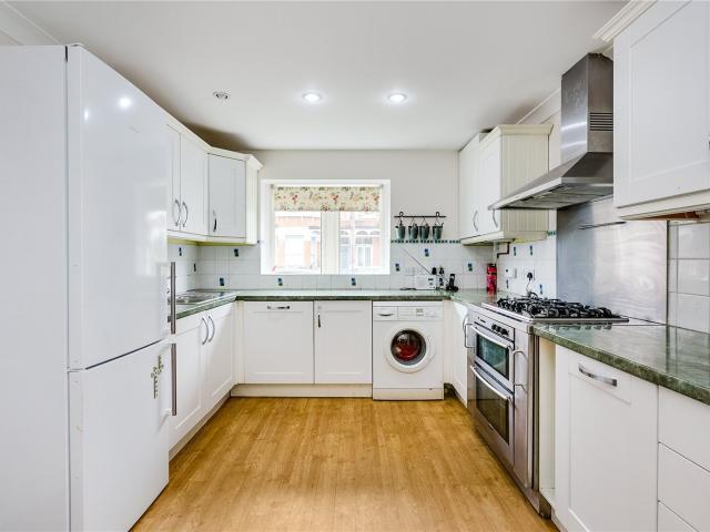 3 bedroom property in Avenue Gardens, East Sheen, London, SW14 £3,500 pcm | Chestertons