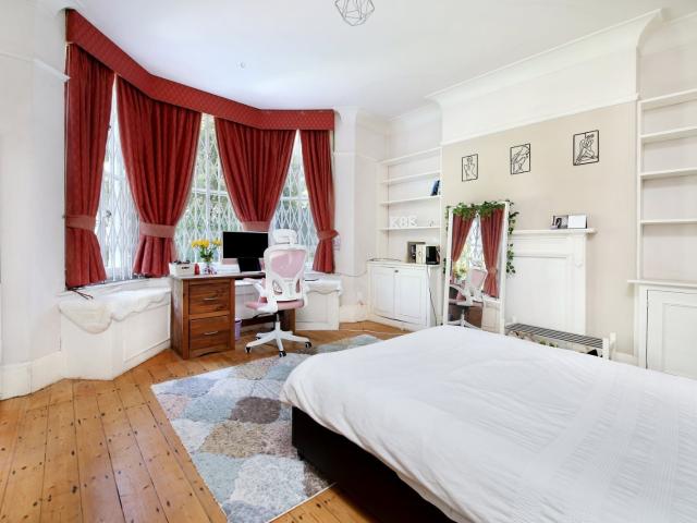 3 bedroom property in Bonneville Gardens, London, SW4 £3,550 pcm | Chestertons