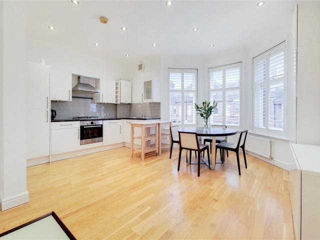 3 bedroom property in Barcombe Avenue, London, SW2 £3,250 pcm | Chestertons