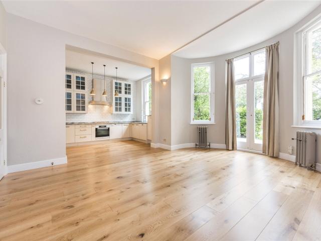 3 bedroom property in Belsize Square, Belsize Park, London, NW3 £6,700 pcm | Chestertons