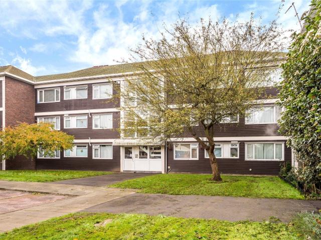 3 bedroom property in Brent Lea, Brentford, Middlesex, TW8 £2,150 pcm | Chestertons