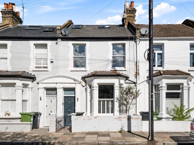 3 bedroom property in Burnthwaite Road, London, UK, SW6 £4,000 pcm | Chestertons