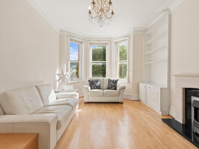 3 bedroom property in Delaware Mansions, Delaware Road, London, W9 £3,350 pcm | Chestertons