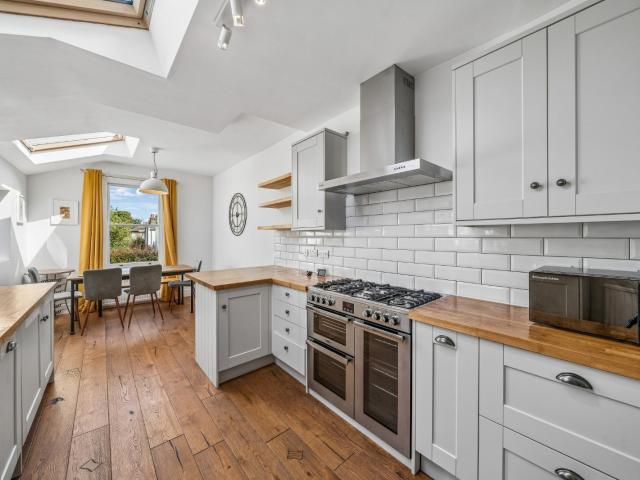 3 bedroom property in Elm Road, London, SW14 £3,000 pcm | Chestertons