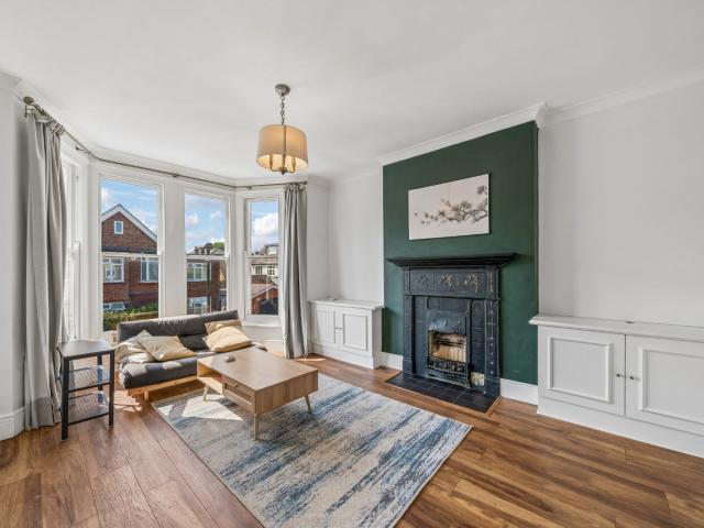 3 bedroom property in Elm Road, London, SW14 £3,000 pcm | Chestertons