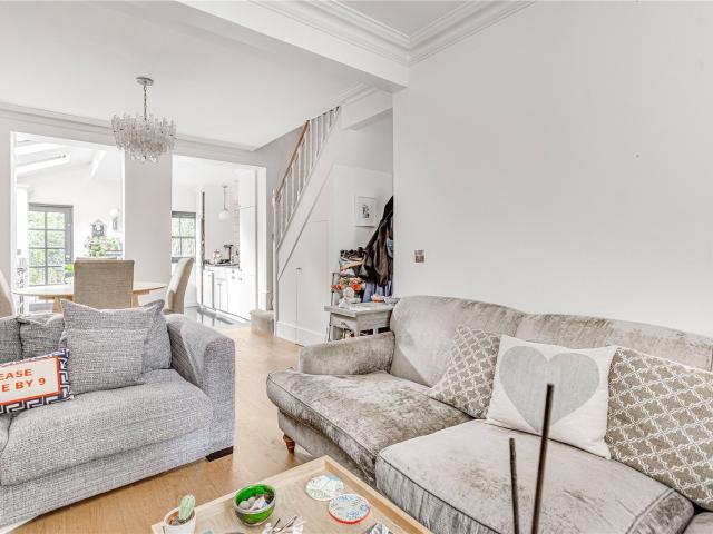 3 bedroom property in Elsley Road, Battersea, London, SW11 £4,200 pcm | Chestertons