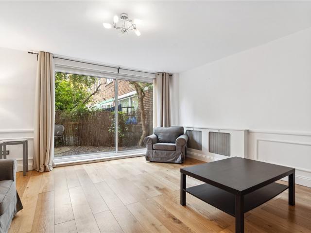 3 bedroom property in Fellows Court, Weymouth Terrace, Shoreditch, London, E2 £3,250 pcm | Chestertons