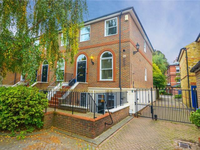 3 bedroom property in King George Square, Richmond, TW10 £4,500 pcm | Chestertons