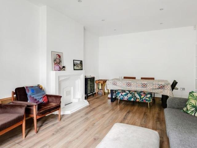 3 bedroom property in Hoop Lane, NW11 £3,400 pcm | Chestertons