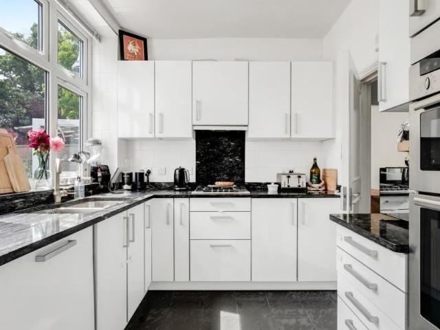 3 bedroom property in Hoop Lane, NW11 £3,497 pcm | Chestertons