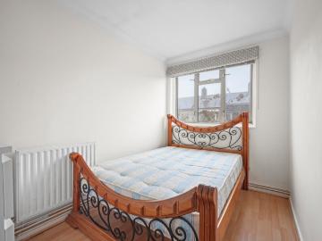 3 bedroom property in Hillingdon Street, London, SE17 £2,700 pcm | Chestertons