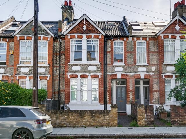 3 bedroom property in Oaklands Grove, London, W12 £3,300 pcm | Chestertons