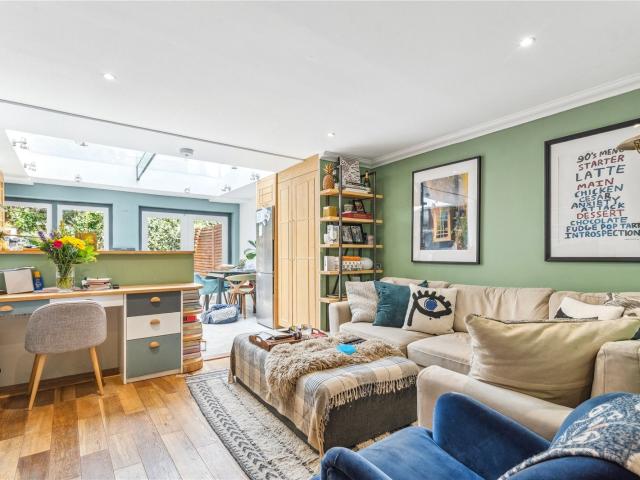 3 bedroom property in Lucerne Road, London, N5 £6,000 pcm | Chestertons
