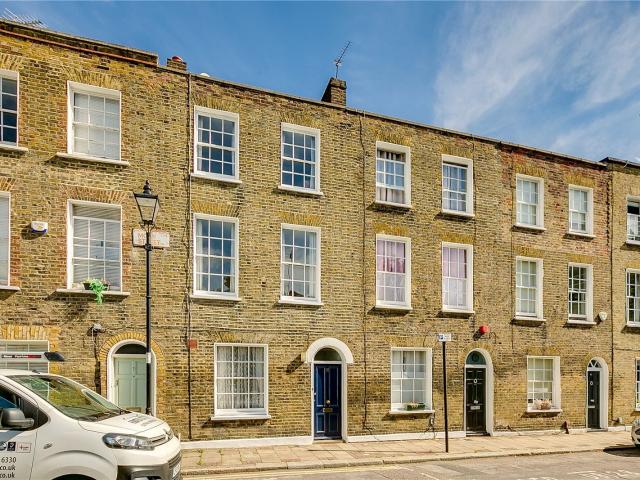 3 bedroom property in Moon Street, London, N1 £5,000 pcm | Chestertons