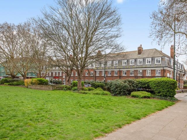 3 bedroom property in Mortlake High Street, London, SW14 £2,300 pcm | Chestertons