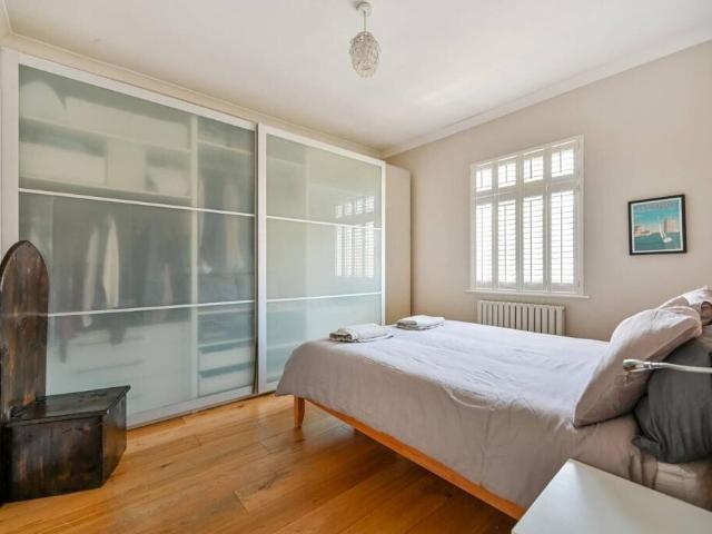 3 bedroom property in Manor Road, Richmond, Surrey, TW9 £5,000 pcm | Chestertons