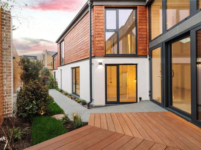 3 bedroom property in Munster Road, London, SW6 £5,500 pcm | Chestertons
