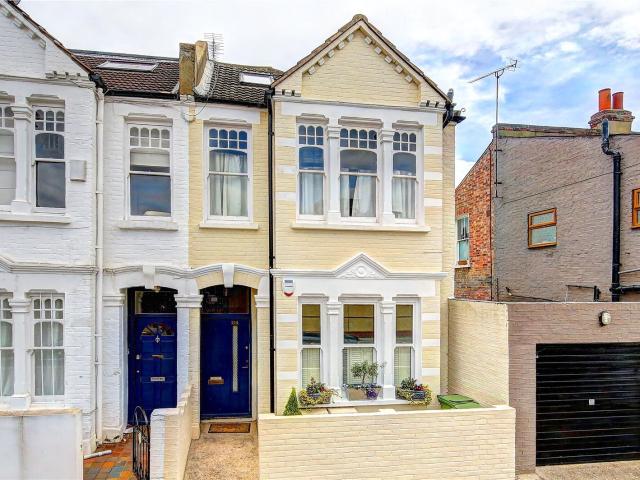 3 bedroom property in Stephendale Road, London, SW6 £3,200 pcm | Chestertons