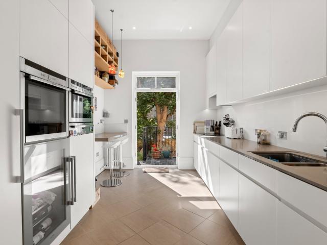 3 bedroom property in Sutherland Avenue, Little Venice, London, W9 £6,500 pcm | Chestertons