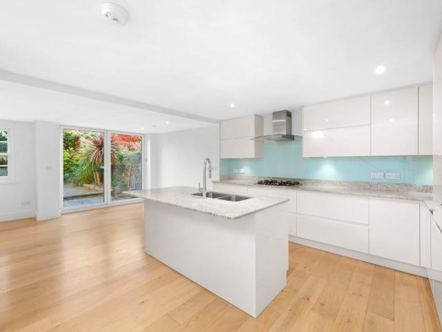 3 bedroom property in Rochester Road, Camden, London, NW1 £6,250 pcm | Chestertons