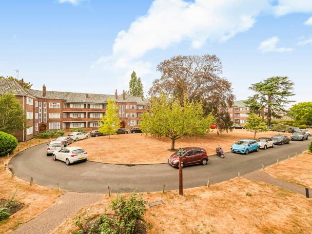 3 bedroom property in Roehampton Close, London, SW15 £3,000 pcm | Chestertons