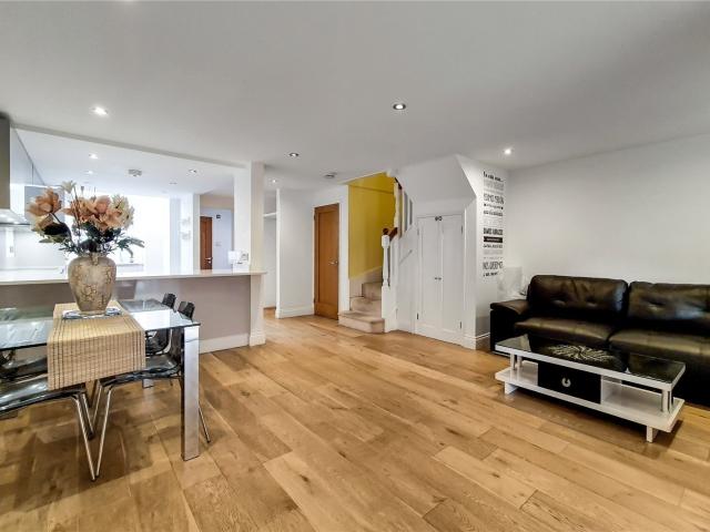 3 bedroom property in Telegraph Place, London, E14 £3,500 pcm | Chestertons