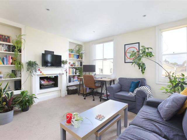 3 bedroom property in The Chase, Clapham, London, SW4 £3,750 pcm | Chestertons
