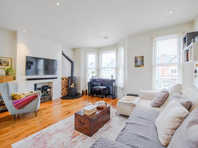 3 bedroom property in Upper Richmond Road West, East Sheen, London, SW14 £3,500 pcm | Chestertons