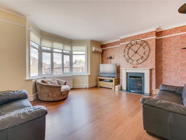 3 bedroom property in Upper Richmond Road West, East Sheen, London, SW14 £2,800 pcm | Chestertons