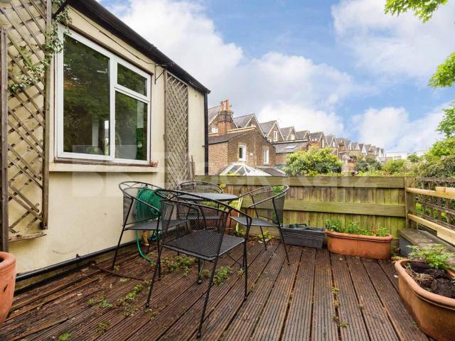 3 bedroom property located close Finsbury Park with a roof terrace