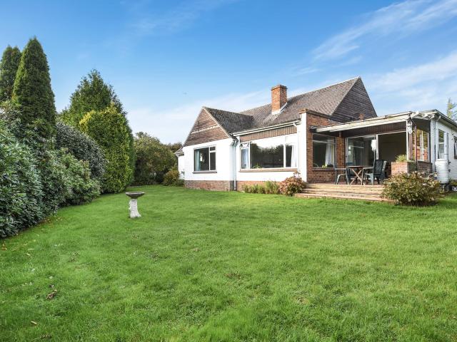 3 bedroom property to let in Maturin Close, Lymington, Hampshire, SO41 £2,250 pcm