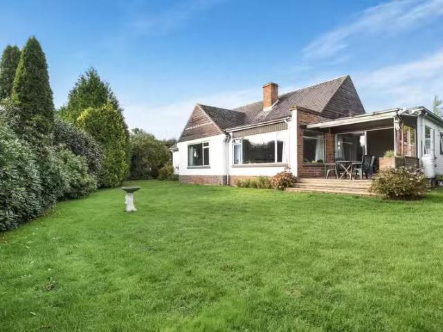 3 bedroom property to let in Maturin Close, Lymington, SO41.