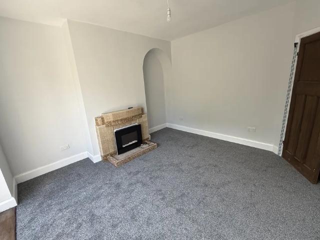 3 bedroom property to let in Oxbarn Avenue, Wolverhampton £1,300 pcm